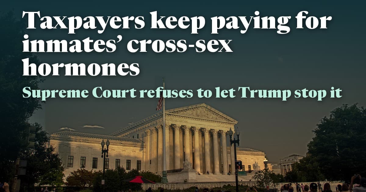 푸른 하늘 아래 U.S. Supreme Court 건물의 정면